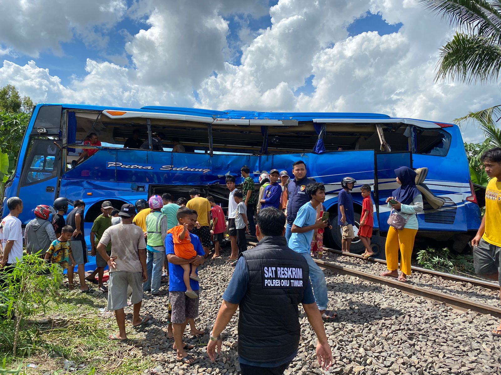 Kecelakaan Lalu Lintas, Sigap Anggota Polres OKU Timur Bantu Evakuasi Hingga Pengaturan Arus Lalin