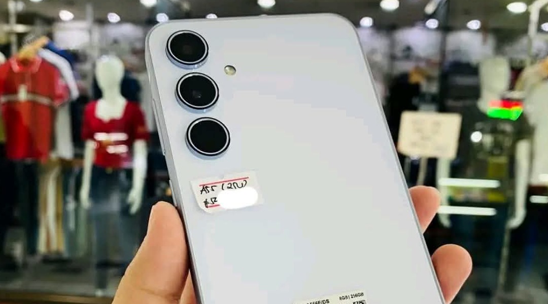 Samsung Galaxy A55 5G atau Realme 15 5G, Rekomendasi Hp yang Tahan Air