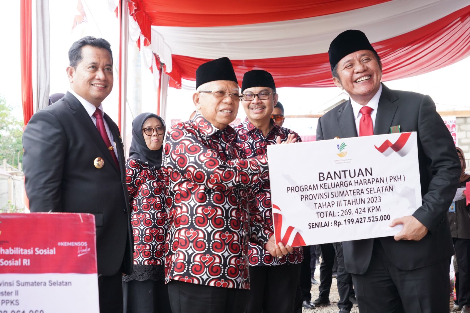 Herman Deru Dampingi Wapres Tinjau Program Bedah Rumah di Kabupaten Banyuasin