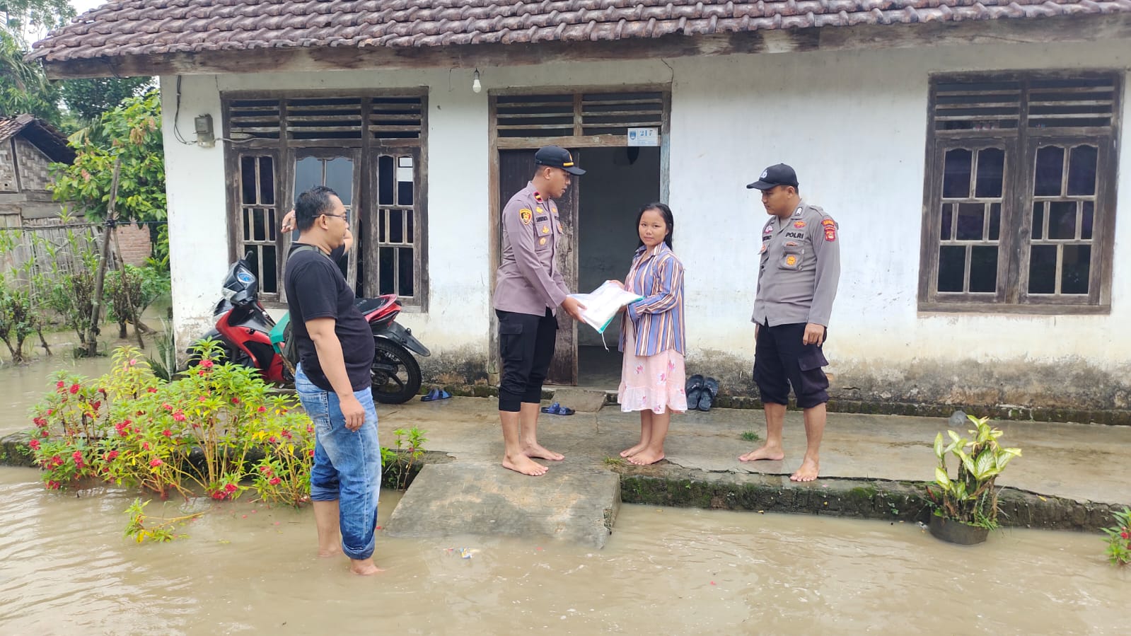 Kapolsek Semendawai Suku III Salurkan Bantuan Sembako Pada Korban Banjir 