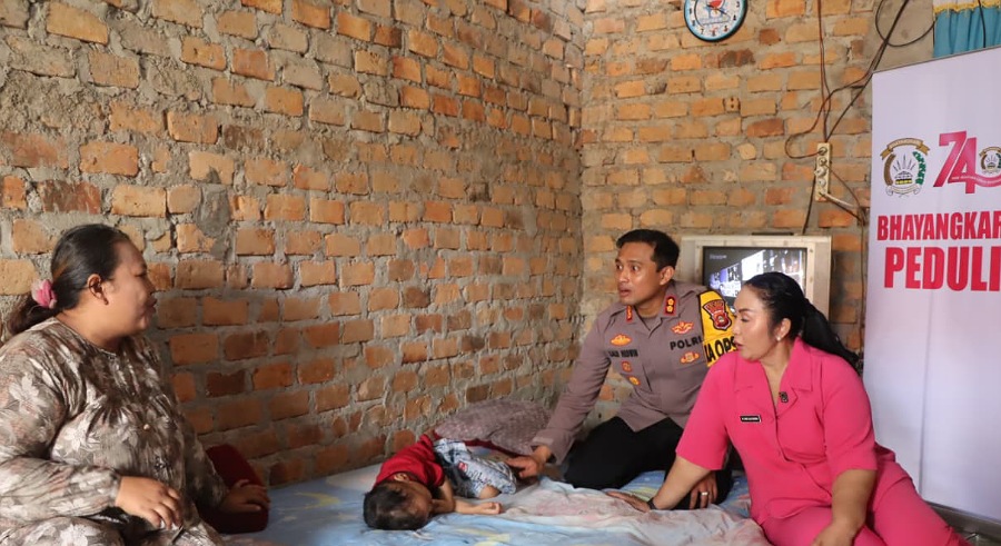 Bhayangkari Peduli, Ketua Bhayangkari OKU Timur Salurkan Bantuan Sembako di Martapura