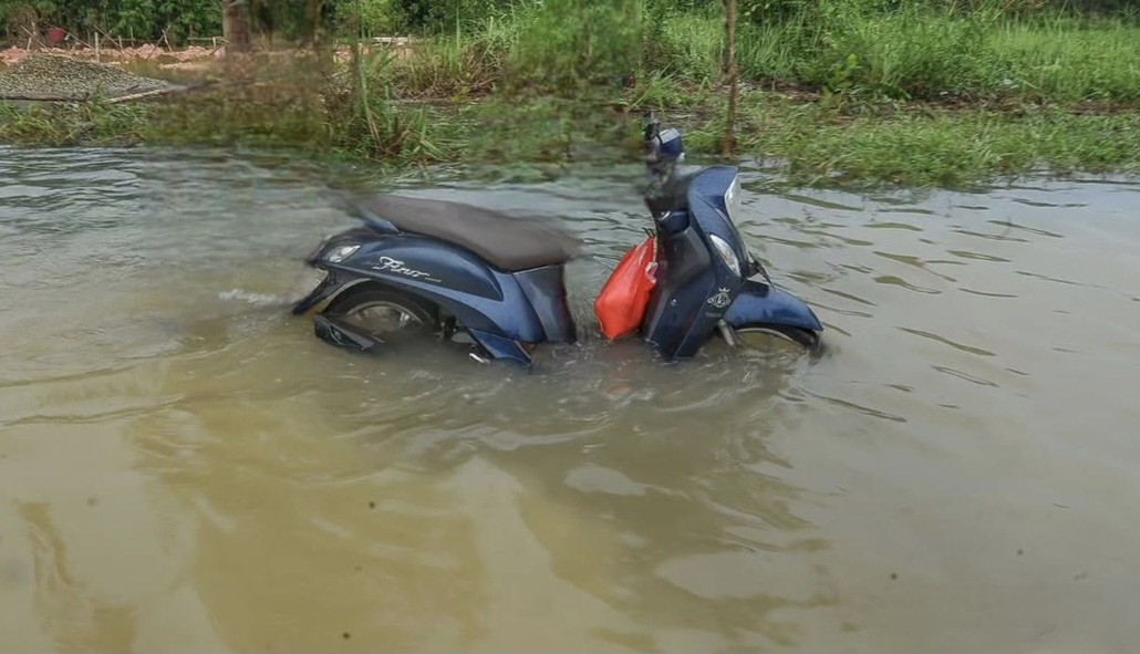 Hati-Hati Jika Motormu Sering Menerobos Banjir, Berikut 4 Dampak Buruknya