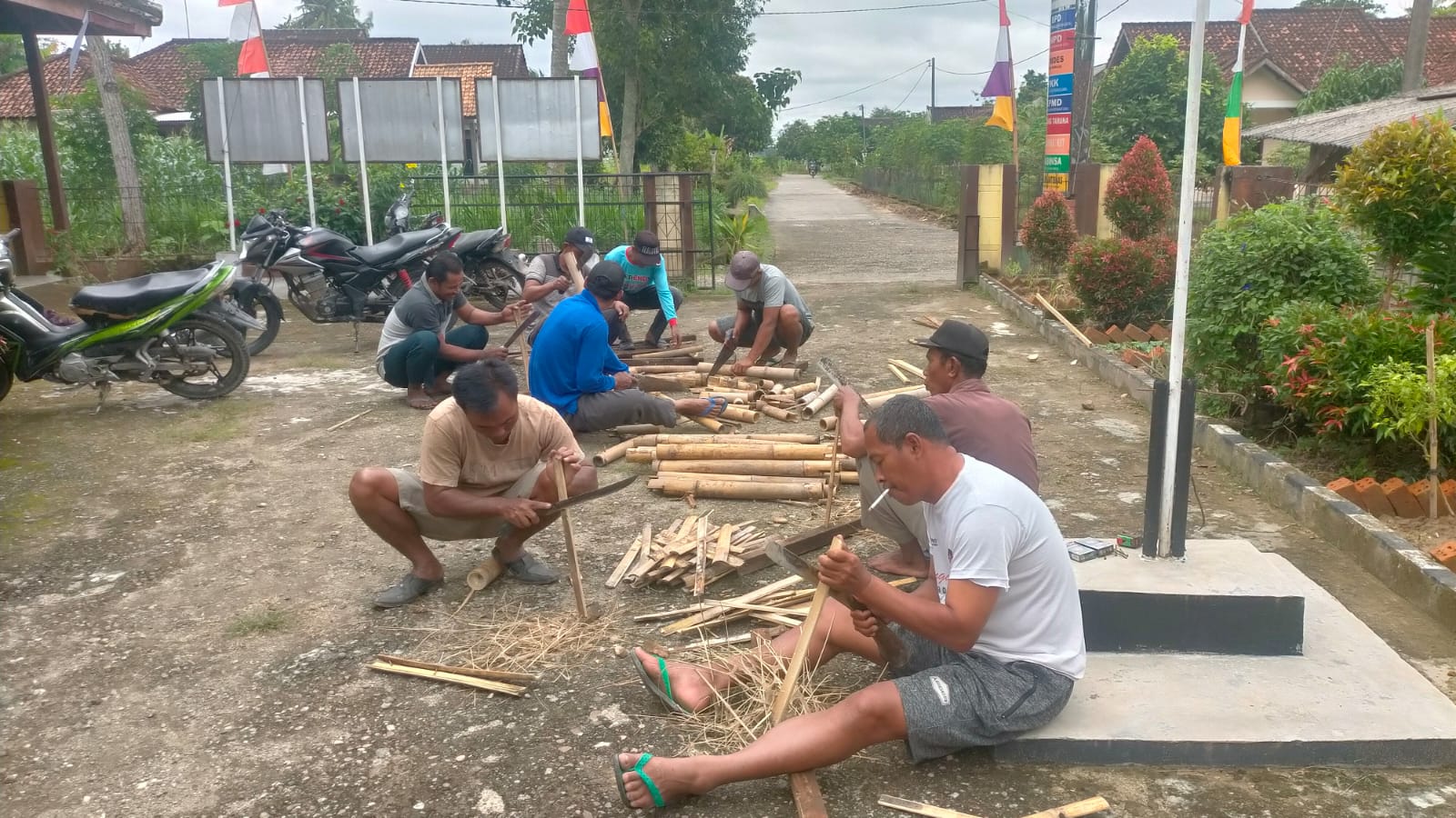 Persiapan Lomba Desa, Warga Gotong-royong