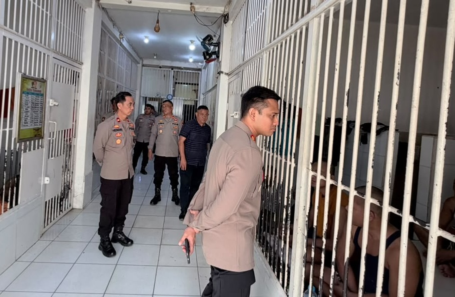 Pastikan Pengawasan Sesuai SOP, Kapolres OKU Timur Cek Kondisi Rutan dan Tahanan