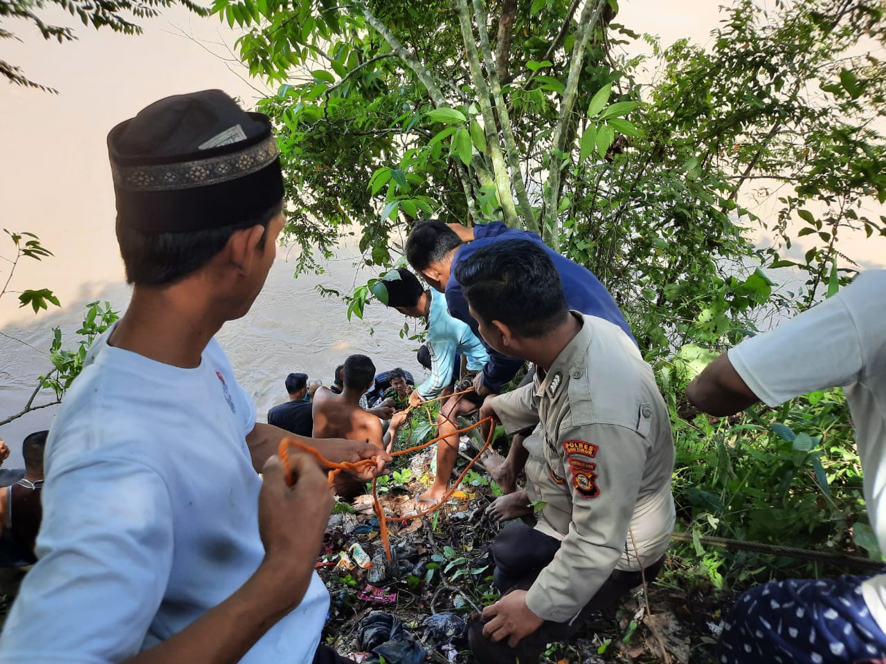 Evakuasi Mobil Nyemplung ke Sungai Komering Sulit, Faktor Arus Deras Jadi Kendala    