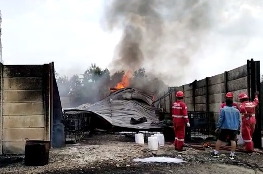 Gudang Minyak Ilegal Terbakar, Warga Sebut Api Tak Kunjung Padam