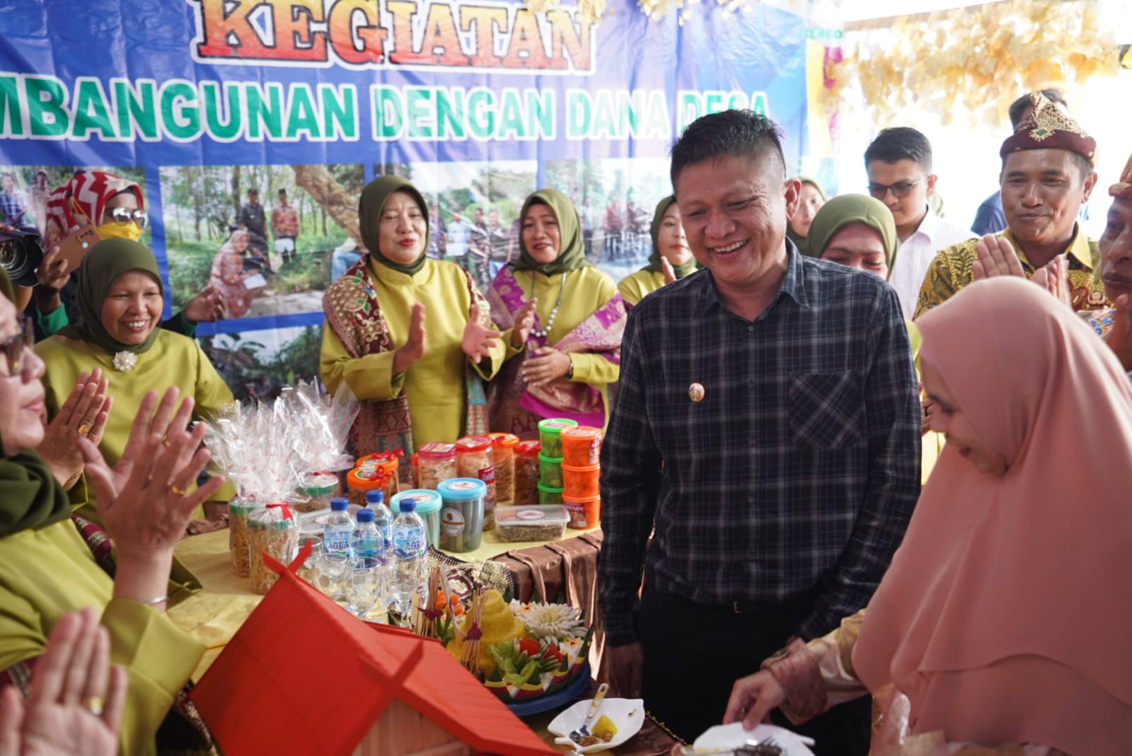 Bupati Enos Buka Bazar UMKM Di Zona 4