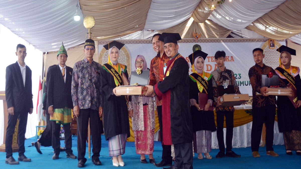 Wisudawan Angkatan Pertama STKIP Muhammadiyah OKU Timur Tahun 2023