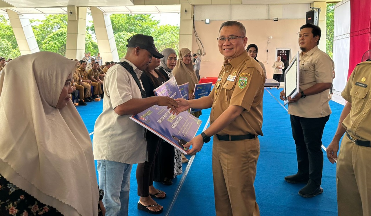 Pemda OKUT Gelar Pembinaan Penyelenggaraan Pemdes Hingga Penyerahan Seragam Linmas Kades