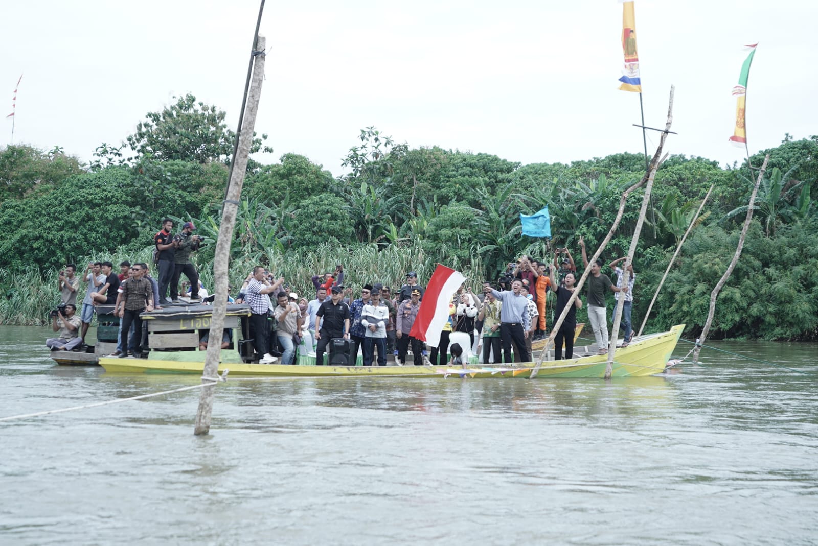  Enos Buka Perlombaan Bidar Dalam Rangka HUT Ke 19 OKU Timur