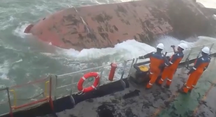 BREAKING NEWS: Diduga Akibat Cuaca Buruk, Kapal ARK Shiloh Tenggelam di Perairan Sungsang Banyuasin