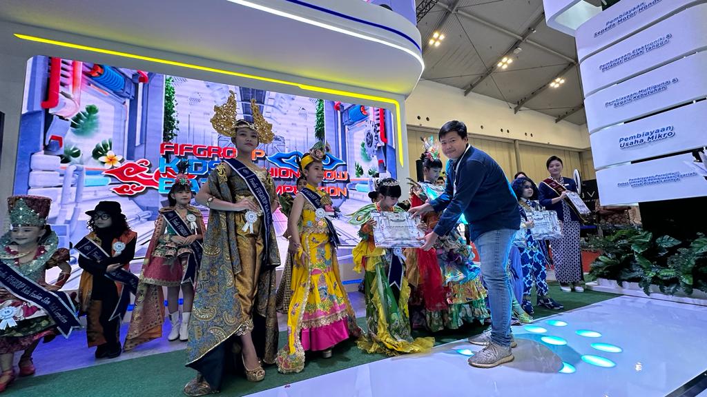 Lestarikan Batik Lewat Kids Fashion Show di Booth FIFGROUP