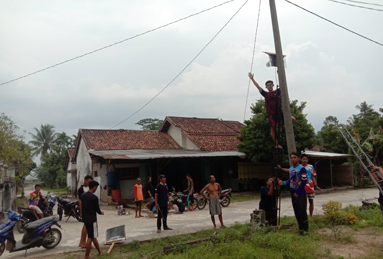 Pemuda Desa Sukamulya Pasang Lampu Jalan