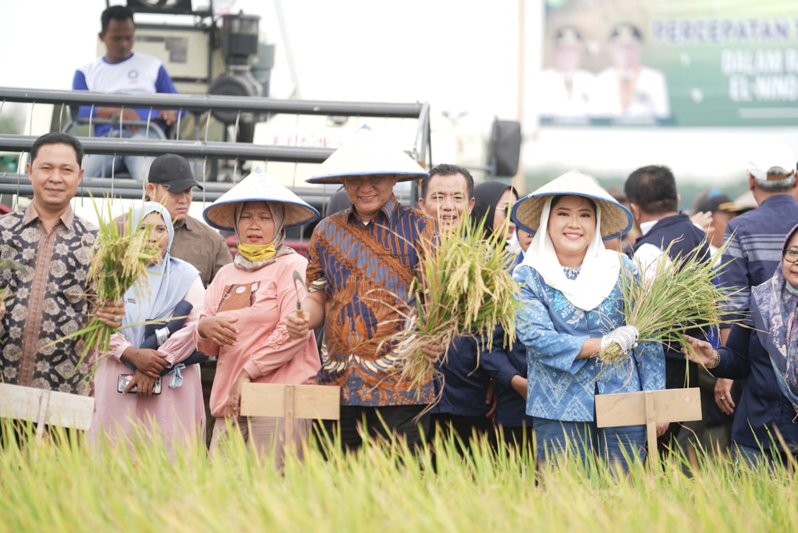 Berhasil di Bidang Pertanian, Bupati OKU Timur Enos Diganjar Penghargaan dari Kementerian