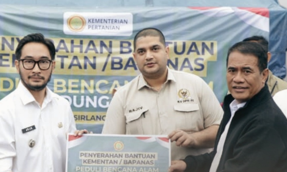 Mentan Amran Cek dan Berikan Bantuan Korban Bencana di Cisarua