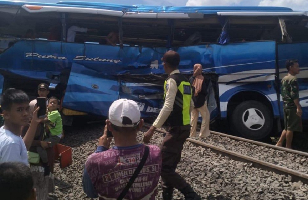  Tragedi Mobil Bus Putra Sulung Disambar Ular Besi Merenggut Nyawa Satu Penumpang
