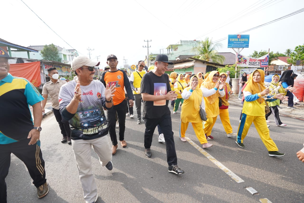 Bersama Masyarakat, Bupati Enos Ikuti Jalan Sehat HUT Golkar