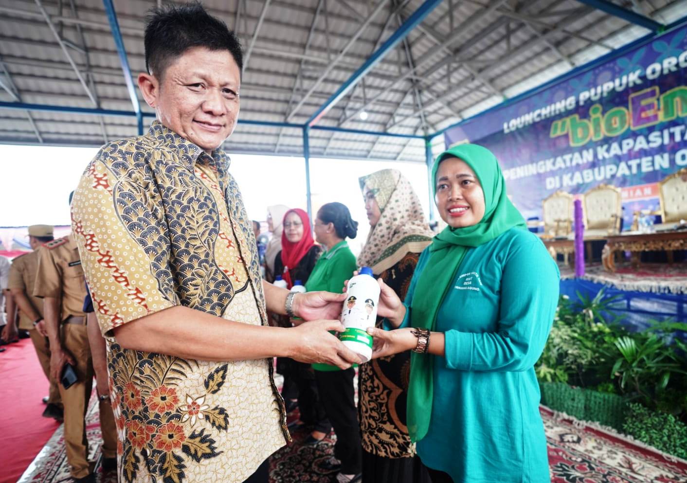 Dibagikan Gratis, Bupati OKU Timur Lanosin Launching Pupuk Organik Cair (POC) bioEnos