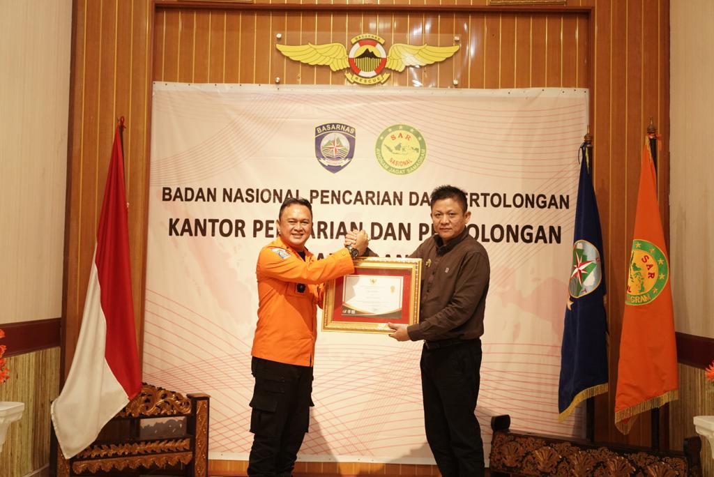 Dukung Program Basarnas, Bupati Enos Dianugerahi SAR Award