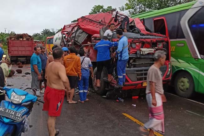 Tangki Pertamina Vs Truk Sawit, Jalintim Palembang-Jambi Tersendat