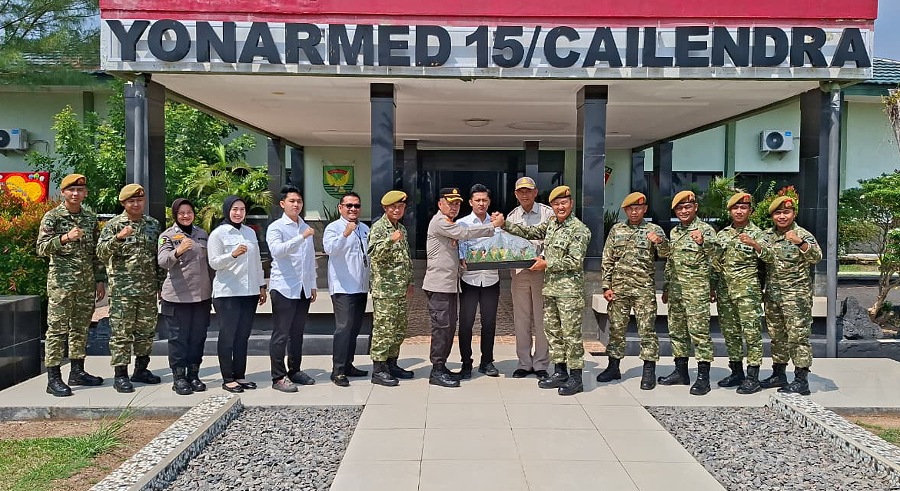 Peringati HUT TNI Ke-81, Kabag Logistik dan Kasat Resnarkoba Polres OKU Timur Beri Kejutan di Yon Armed 15/105