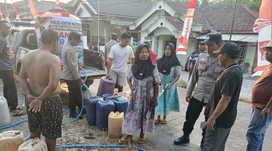 Dampak Kemarau, Polsek Buay Madang Timur Salurkan Bantuan Air Bersih ke Warga