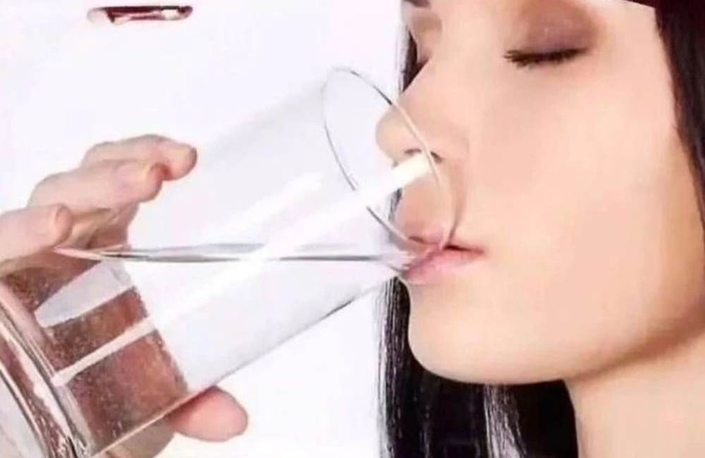 Jangan Lewatkan Minum Air Putih Hangat di Pagi Hari! Rasakan 5 Manfaatnya