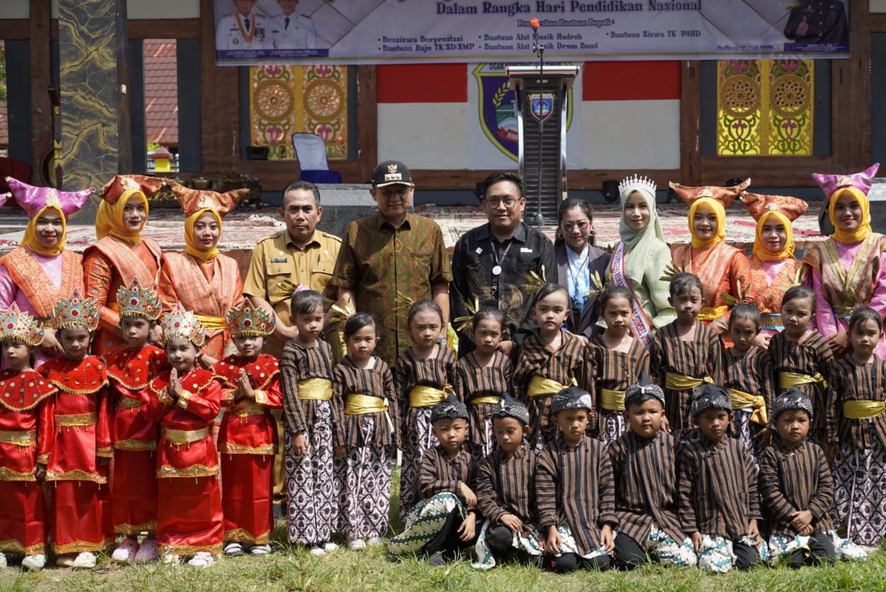 Launching Program Disdikbud 2025 Meriah, Diapresiasi Bupati Enos Hingga Menteri