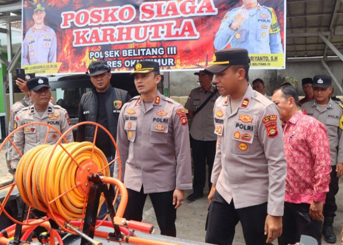 Ringankan Beban Masyarakat, Kapolres OKU Timur dan Bhayangkari Salurkan Baksos Saat Cek Posko Karhutla