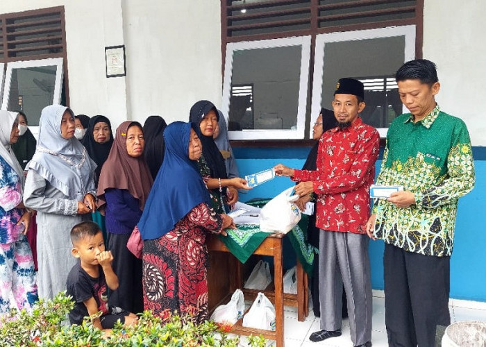 Berikan 100 Paket Sembako, Keluarga Besar SMA Muhammadiyah Martapura Gelar Ramadhan Berbagi