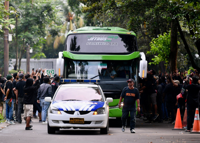 Bus Timnas Thailand Dilempar Batu Oleh Suporter Indonesia