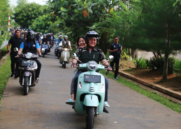 Bersama Komunitas Vespa, Herman Deru Ngabuburide Keliling Kota Palembang