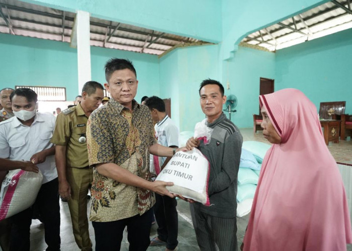 Bupati Enos Serahkan Bantuan Kepada Masyarakat Terdampak Bencana Angin Puting Beliung