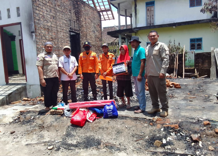 Camat Belitang II Salurkan Bantuan untuk Korban Kebakaran dari Bupati 