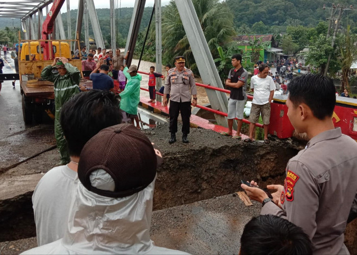 Jembatan Way Laay Amblas, Jalur Lampung-Bengkulu Lumpuh Total