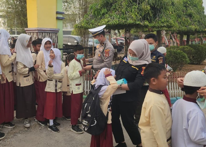 Antisipasi Debu dan Asap Karhutla, Polres OKU Timur Bagikan Masker ke Siswa SD