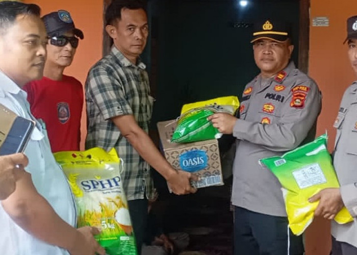 Kapolsek Madang Suku II OKU Timur Serahkan Tali Asih kepada Keluarga Korban Tenggelam di Sungai Komering
