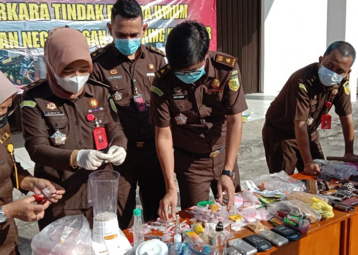 Kejari OKU Timur Musnahkan Barang Bukti 105 Perkara, Dominasi Kasus Narkotika 