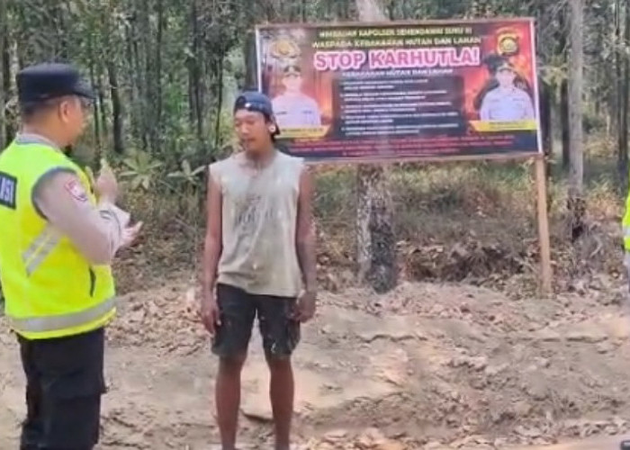 Cegah Kebakaran Lahan, Polsek Semendawai Suku III Pasang Spanduk Imbauan di Desa Cahya Negeri