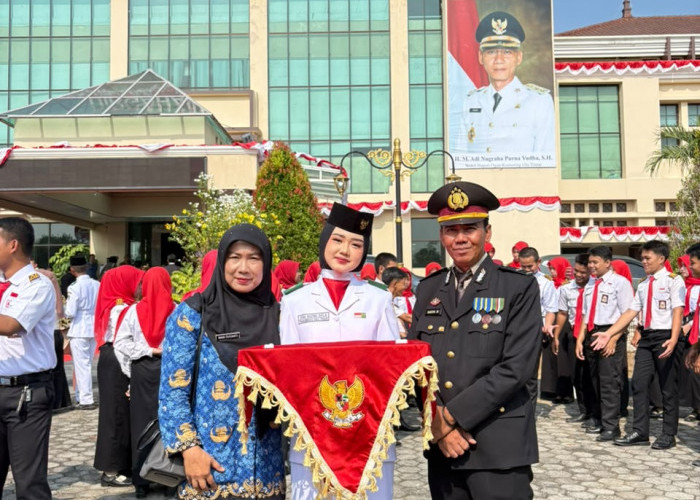 Bikin Bangga, Dina Nazwa Akila Putri Cantik IPDA Baidowi Jadi Pembawa Baki Paskibraka OKU Timur