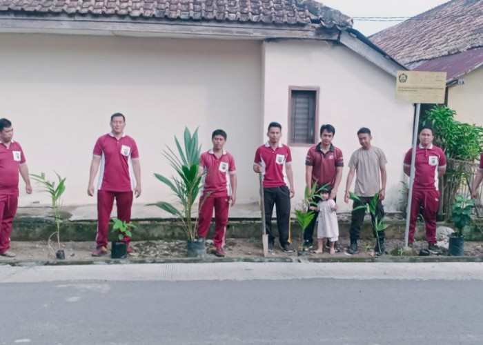 Dukung Indonesia Asri, Polda Sumsel Tanam 550 Pohon Produktif di Asrama Polisi