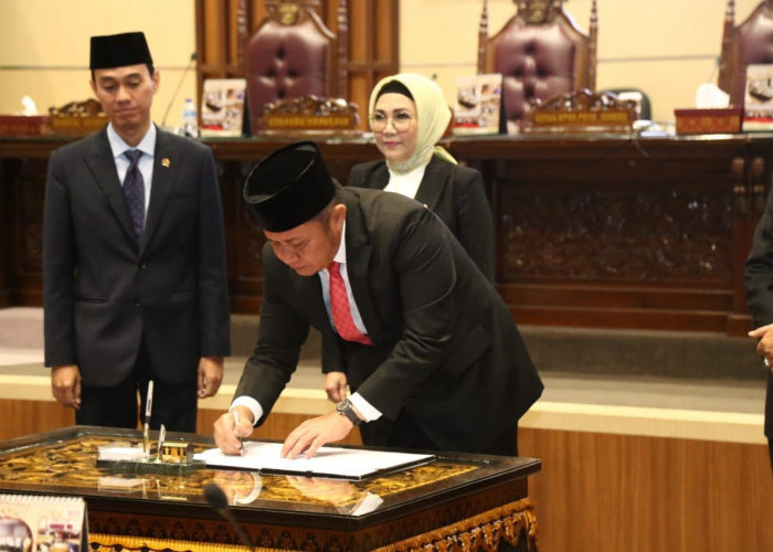 Gubernur Herman Deru dan Ketua DPRD Sumsel Tandatangani Keputusan Bersama Raperda DPRD Ta 2024