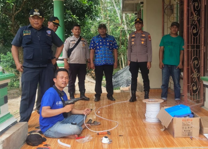 Kapolsek Semendawai Suku III Himbau Pemdes dan Masyarakat Pasang CCTV