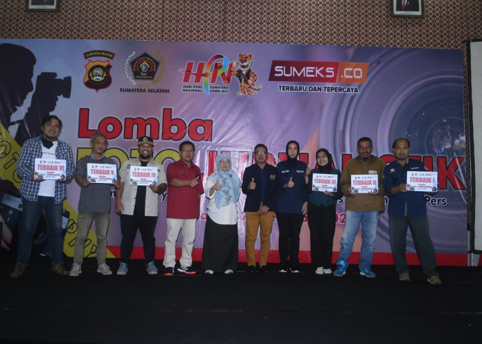 Foto Kapolres AKBP Dwi Agung Menyuapi Ketua PWI OKU Timur Juara 1 'Lomba Foto Jurnalistik Polisi Humanis'