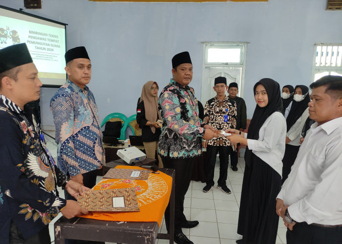 Selamat, 178 Pengawas TPS Kecamatan Martapura Dilantik Bawaslu OKU Timur