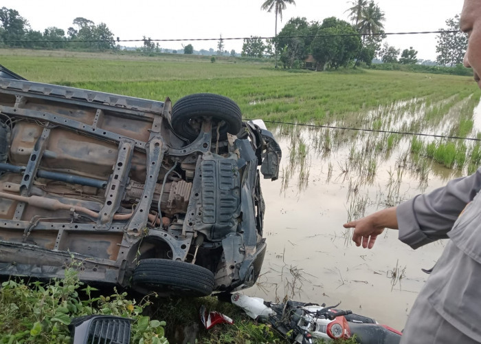 Tabrak Motor, Mobil Nyungsep ke Sawah