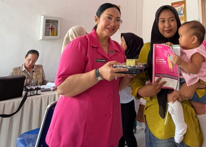 Ketua Bhayangkari OKU Timur Tinjau Ibu Bersalin dan Salurkan Bantuan Vitamin di Posyandu
