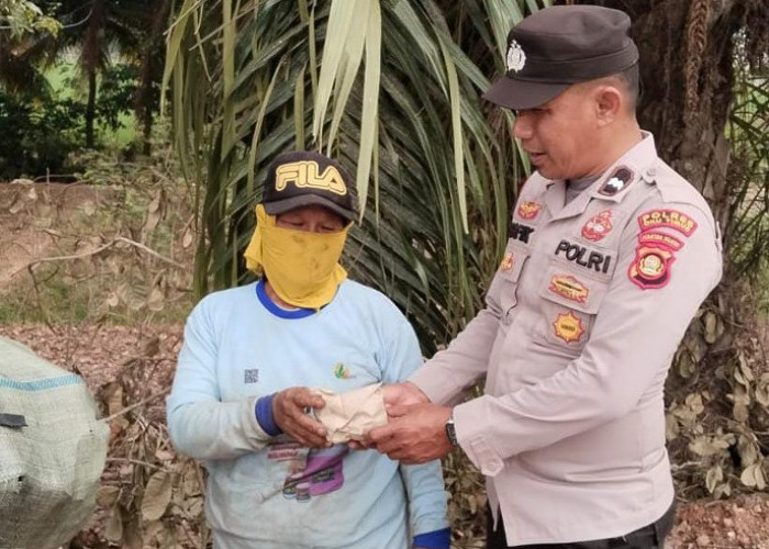 Personel Polsek Buay Madang Bagikan Makanan di Desa Way Halom