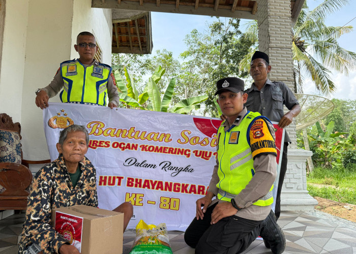 Sambut HUT Bhayangkara, Polsek Belitang III Bagikan Sembako Untuk Warga Kurang Mampu