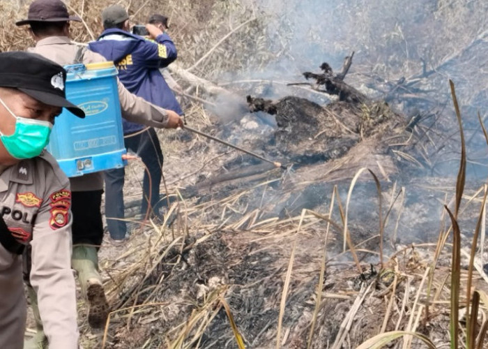 Cegah Karhutla, Polsek Madang Suku II Sebar Maklumat Kapolda Sumsel di Desa Surabaya
